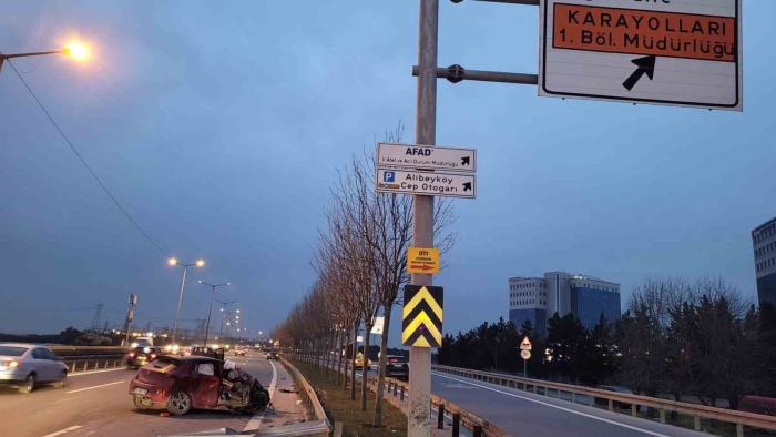 Genç kadın, otomobiliyle bariyerlere çarparak hayatını kaybetti