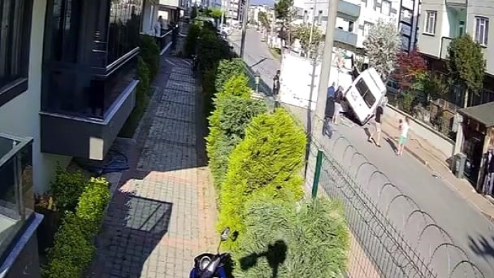 Bursa’da 3 kişinin yaralandığı feci kaza saniye saniye kameraya yansıdı