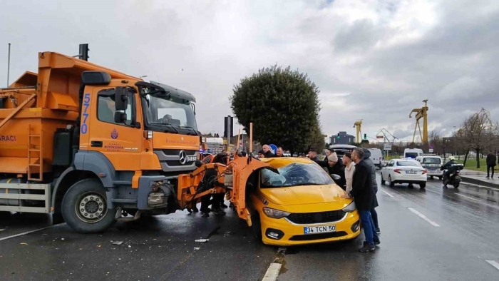 Pendik’te İBB’ye ait kar küreme aracı ticari taksiye çarptı: 3 yaralı
