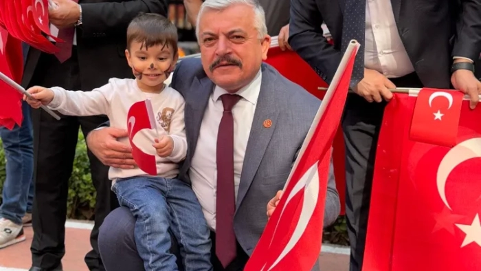 MHP Kocaeli İl Başkanı Tuncay Batı Cumhuriyet'in 101. Yıl dönümünü Bayrak dağıtarak kutladı