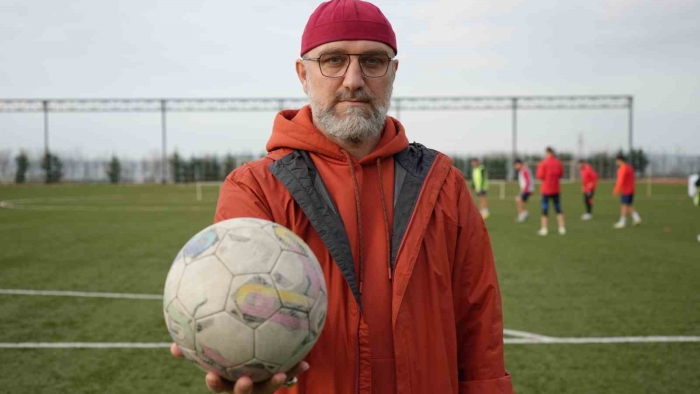Futbolcu maaşları için karısının ve kız kardeşinin bileziklerini sattı