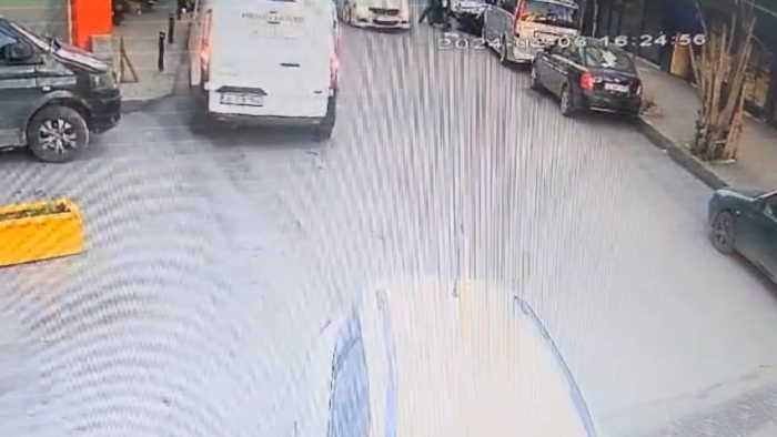 İstanbul’da motosikletli adama silahlı saldırı kamerada: Önünü kesip başından vurdular