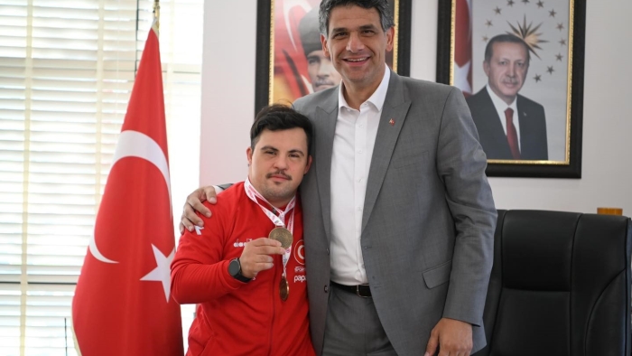Dünya şampiyonu down sendromlu Doğukan Kartepe’nin gururu oldu