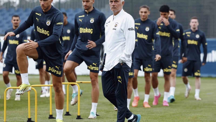 Fenerbahçe, günü çift antrenmanla tamamladı
