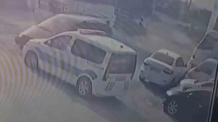 Yaralı polislerin, suçlunun peşini bir an olsun bırakmaması kameraya yansıdı