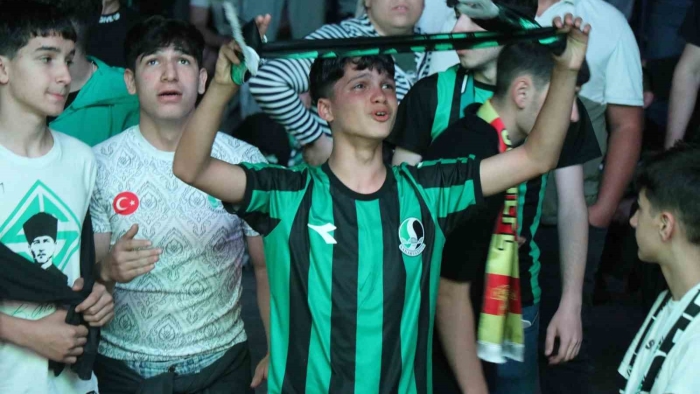 Sakaryasporlu taraftarların umudu son saniyeye kadar bitmedi