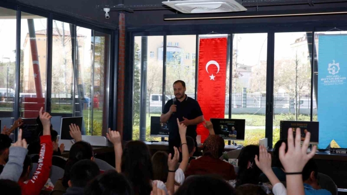 Derince Kütüphanesi’nde gençlerle söyleşiler başladı