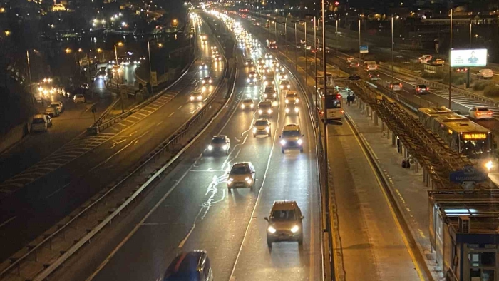 İstanbul’da okulların yeniden açılmasıyla sabah trafik yoğunluğu oluştu