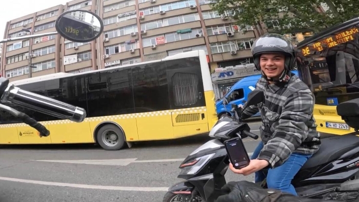 Güldüren kaza: Motosikletine çarpan kişi annesi çıktı