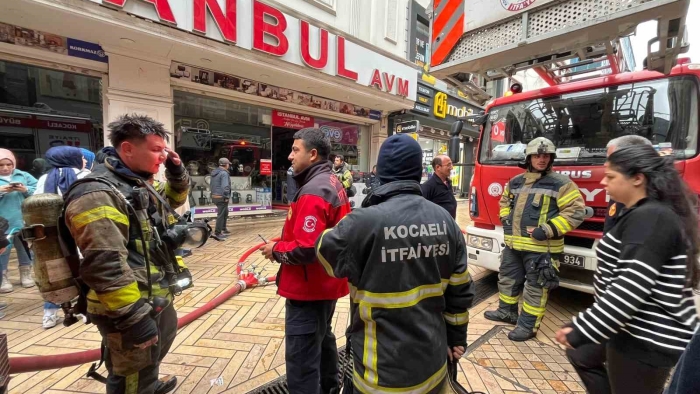 AVM’de yangın paniği