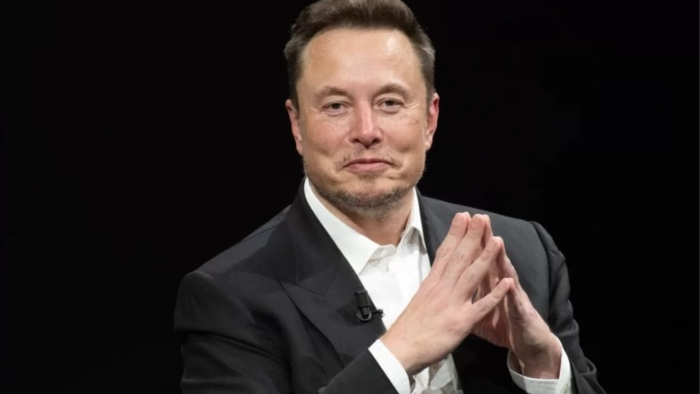 Elon Musk, şirketinin geliştirdiği insansı robotun tişört katladığı anları paylaştı