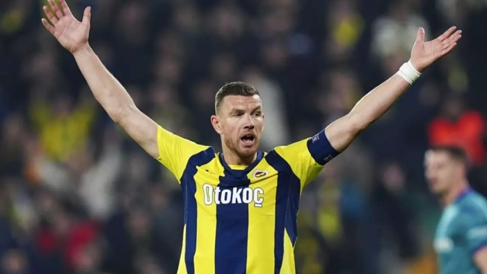 Edin Dzeko'nun Elinde Kırık: Özel Sargı ile Oynamaya Devam Edecek